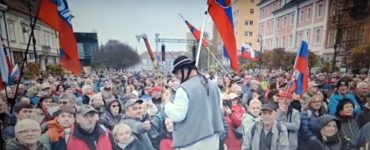 Snímka z videa zachytávajúca občanov na proteste Slovensko na 1.mieste