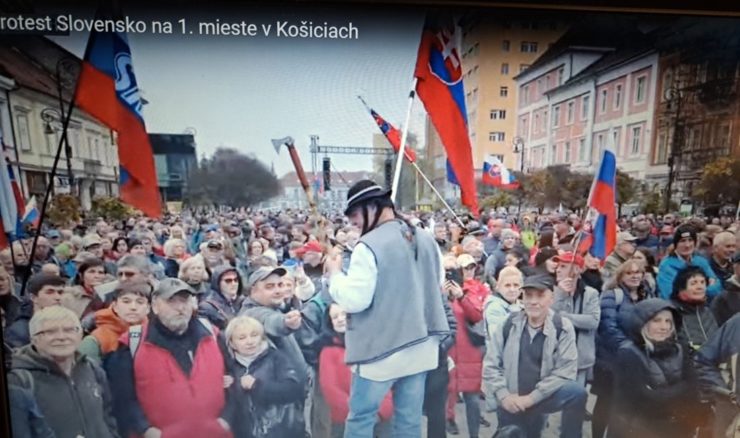 Snímka z videa zachytávajúca občanov na proteste Slovensko na 1.mieste