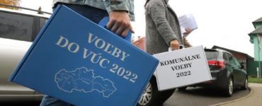 členovia volebnej komisie nesú prenosné volebné schránky v Sliači v okrese Zvolen 29. októbra 2022.