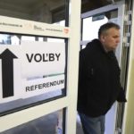 volič vchádza do volebnej miestnosti v Sliači