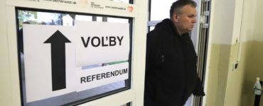 volič vchádza do volebnej miestnosti v Sliači