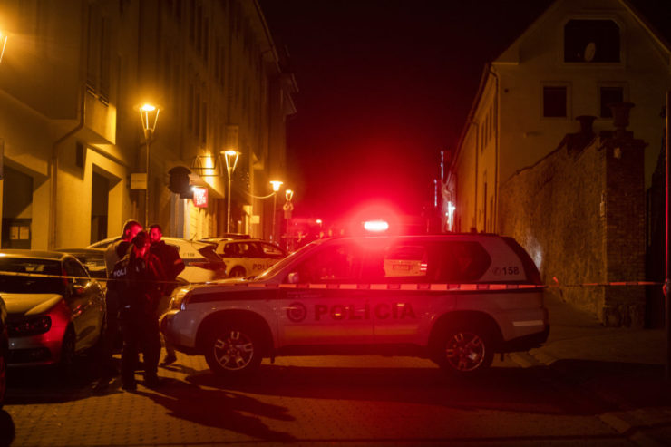 Policajti po streľbe na Zámockej ulici v Bratislave 12. októbra 2022.