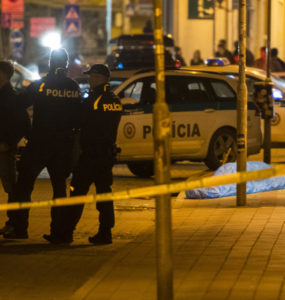 Policajti po streľbe na Zámockej ulici v Bratislave 12. októbra 2022.