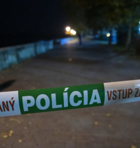 Policajná páska na nábreží Dunaja po streľbe na Zámockej ulici v Bratislave 12. októbra 2022.