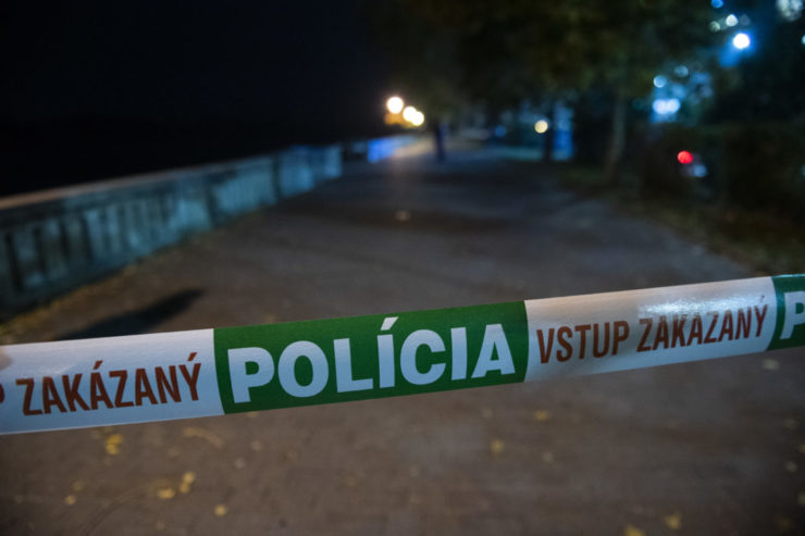 Policajná páska na nábreží Dunaja po streľbe na Zámockej ulici v Bratislave 12. októbra 2022.