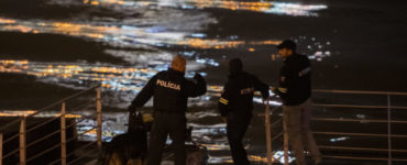Policajti na lodi prehľadávajú nábrežie Dunaja po streľbe na Zámockej ulici v Bratislave 12. októbra 2022.