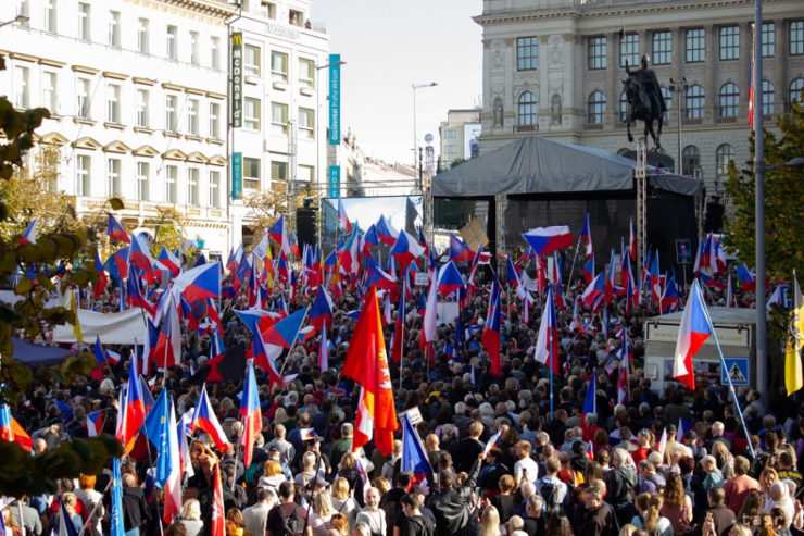 Účastníci protestu v Prahe