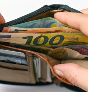 Na ilustračnej snímke muž vyťahuje z peňaženky bankovku v hodnote 100 eur.