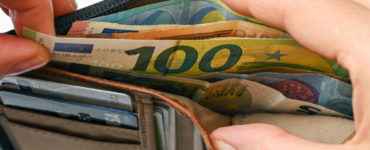 Na ilustračnej snímke muž vyťahuje z peňaženky bankovku v hodnote 100 eur.