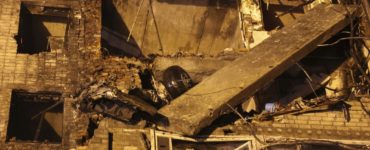 Zničená viacpodlažná obytná budova po pondelokovom páde ruského bojového lietadla Su-34 do obytnej oblasti v prístavnom meste Jejsk na pobreží Azovského mora na juhozápade Ruska v utorok 18. októbra 2022.