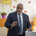 Bývalý bulharský premiér Bojko Borisov hlasuje v predčasných parlamentných voľbách v meste Bankja 2. októbra 2022.