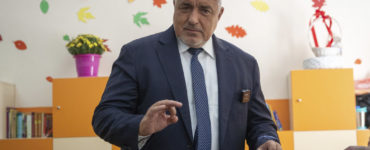 Bývalý bulharský premiér Bojko Borisov hlasuje v predčasných parlamentných voľbách v meste Bankja 2. októbra 2022.