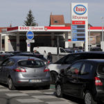 S návrhom legislatívy, ktorá od roku 2035 zakazuje predaj nových automobilov so spaľovacím motorom, nesúhlasí 77 percent Čechov.
