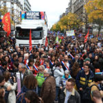 ľudia sa zhromaždili na proteste proti rastúcim životným nákladom a nedostatočnému úsiliu v boji proti klimatickej zmene v Paríži 16. októbra 2022.