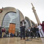 Muzeín Mustafa Kader po prvý raz ohlasuje výzvu na modlitbu pred ústrednou mešitou v nemeckom Kolíne nad Rýnom v piatok 14. októbra 2022.
