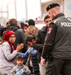 Policajti zadržali v Komárne nelegálnych migrantov. Boli medzi nimi aj deti.