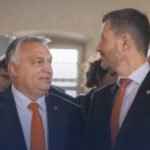 Zľava Viktor Orbán a Eduard Heger vo videu, ktoré zverejnil maďarský premiér na sociálnej sieti.