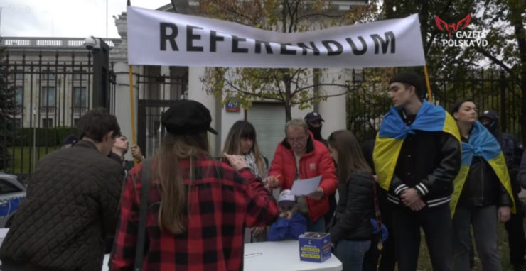Proukrajinský demonštranti pred ruskou ambasádou vo Varšave.