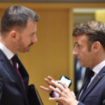 Slovenský premiér Eduard Heger (vľavo) a francúzsky prezident Emmanuel Macron.