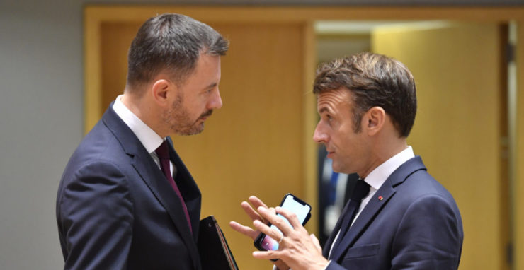Slovenský premiér Eduard Heger (vľavo) a francúzsky prezident Emmanuel Macron.