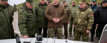 Alexander Lukašenko (uprostred) si prezerá rôzne typy zbraní počas návštevy bieloruského vojenského výcvikového priestoru Obuz-Lesnovskij v piatok 21. októbra 2022.