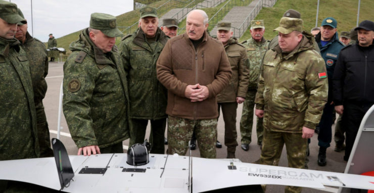 Alexander Lukašenko (uprostred) si prezerá rôzne typy zbraní počas návštevy bieloruského vojenského výcvikového priestoru Obuz-Lesnovskij v piatok 21. októbra 2022.