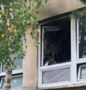 Zadymené okno na bratislavskej základnej škole, z ktorej evakuovali vyše 320 detí.