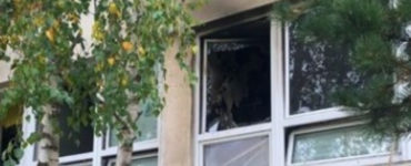 Zadymené okno na bratislavskej základnej škole, z ktorej evakuovali vyše 320 detí.