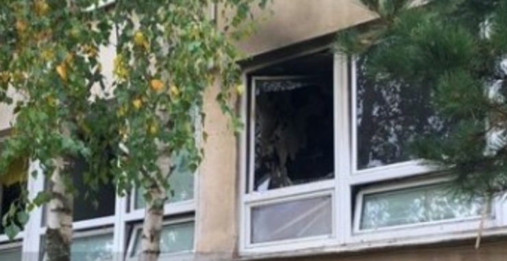 Zadymené okno na bratislavskej základnej škole, z ktorej evakuovali vyše 320 detí.