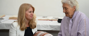 Zuzana Čaputová sa rozpráva s klientkou v Dennom centre seniorov v Brezovej pod Bradlom v auguste 2022.