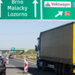 Na ilustračnej snímke policajné hliadky počas kontroly vodičov na diaľnici D2 v Bratislave.