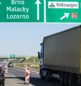 Na ilustračnej snímke policajné hliadky počas kontroly vodičov na diaľnici D2 v Bratislave.