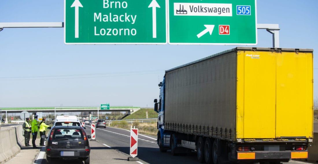 Na ilustračnej snímke policajné hliadky počas kontroly vodičov na diaľnici D2 v Bratislave.