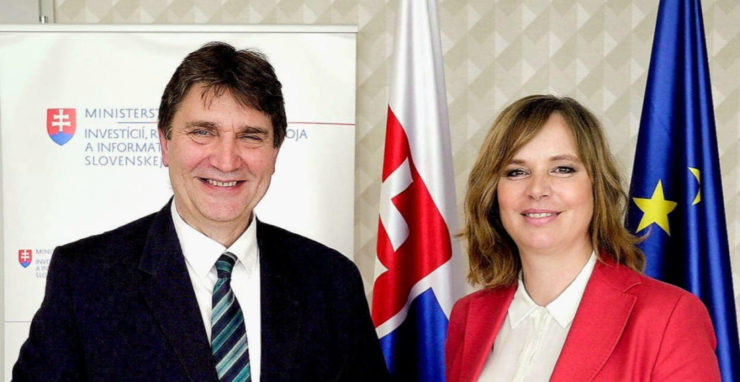 Zľava splnomocnenec Filip Vagač a vicepremiérka Veronika Remišová.