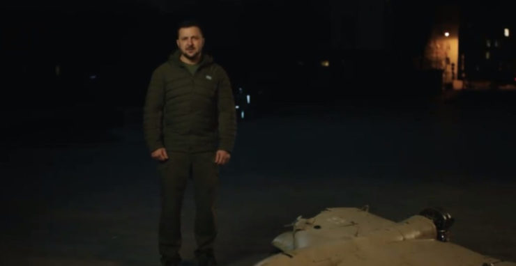 Na videosnímke sa Volodymyr Zelenskyj prihovára pri zostrelenom drone.