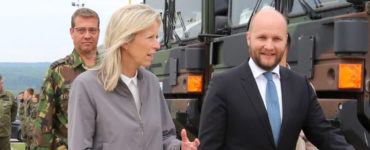Zľava ministerka obrany Holandského kráľovstva Kajsa Ollongrenová a minister obrany SR Jaroslav Naď na letisku Sliač v máji 2022.
