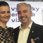 Rastislav Trnka s manželkou Patríciou reaguje na zverejnené predbežné neoficiálne výsledky počas volebnej noci v Košiciach 29. októbra 2022.
