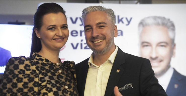 Rastislav Trnka s manželkou Patríciou reaguje na zverejnené predbežné neoficiálne výsledky počas volebnej noci v Košiciach 29. októbra 2022.