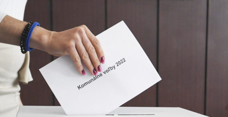 Na ilustračnej snímke biela obálka určená pre hlasovanie v komunálnych voľbách.
