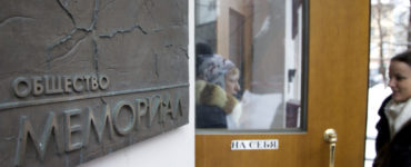Na archívnej snímke z 21. marca 2013 vchod do úradu ruskej ľudskoprávnej organizácie Memorial v Moskve.