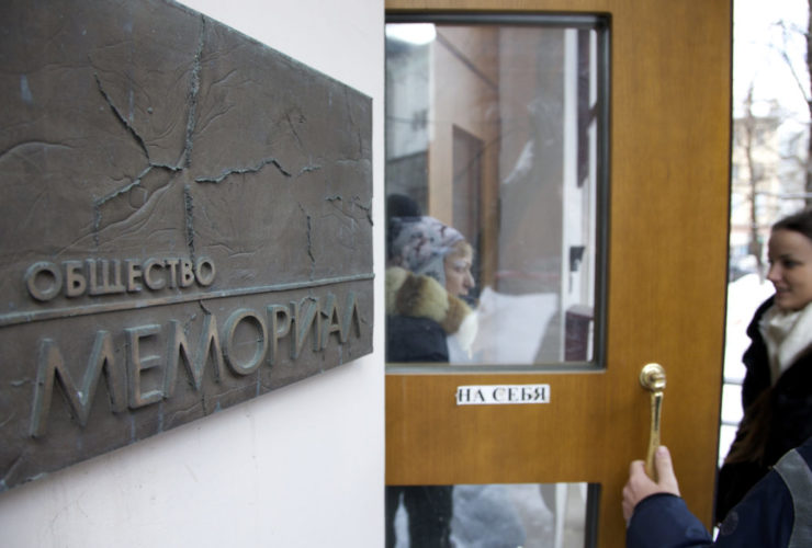 Na archívnej snímke z 21. marca 2013 vchod do úradu ruskej ľudskoprávnej organizácie Memorial v Moskve.