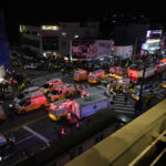 Záchranné zložky zasahujú po tlačenici, ku ktorej došlo počas osláv Halloweenu v juhokórejskom meste Soul v sobotu večer miestneho času 29. októbra 2022.