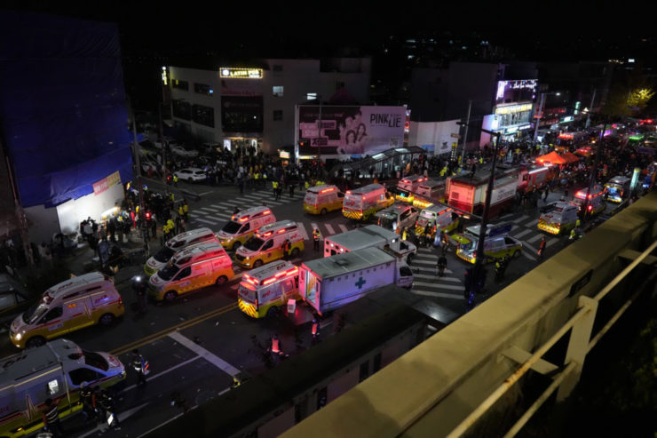 Záchranné zložky zasahujú po tlačenici, ku ktorej došlo počas osláv Halloweenu v juhokórejskom meste Soul v sobotu večer miestneho času 29. októbra 2022.