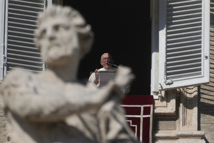 Pápež František požehnáva z okna Apoštolského paláca počas nedeľňajšej modlitby Anjel pána na Námestí Sv. Petra vo Vatikáne 30. októbra 2022.
