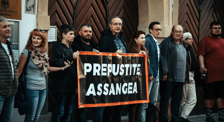 Protest, Assangea, Britská ambasáda