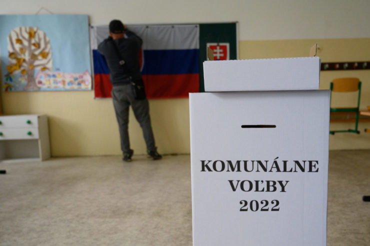 Na ilustračnej snímke volebná schránka pre komunálne voľby 2022.