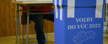 Na ilustračnej snímke volebná schránka pre voľby do VÚC vo volebnej miestnosti v Centre voľného času Domino 29. októbra 2022 v Nitre.