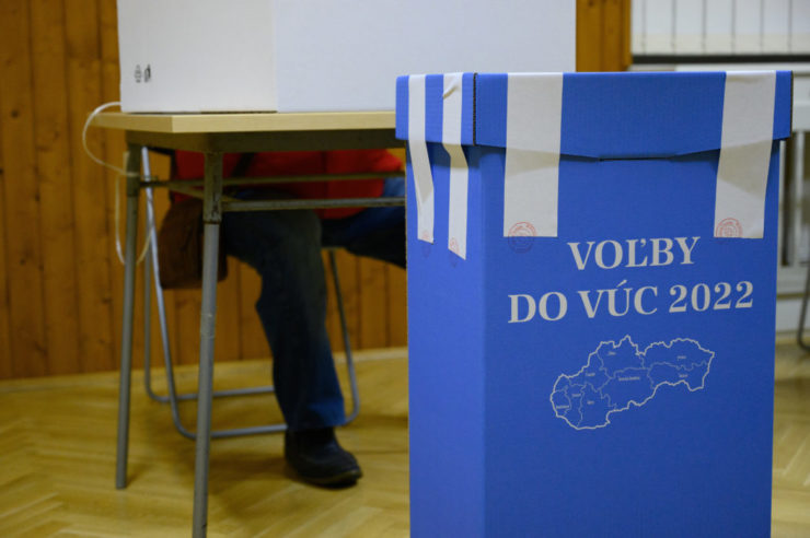 Na ilustračnej snímke volebná schránka pre voľby do VÚC vo volebnej miestnosti v Centre voľného času Domino 29. októbra 2022 v Nitre.