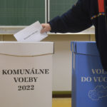 Na ilustračnej snímke volič vhadzuje obálku s hlasovacími lístkami do volebnej schránky.