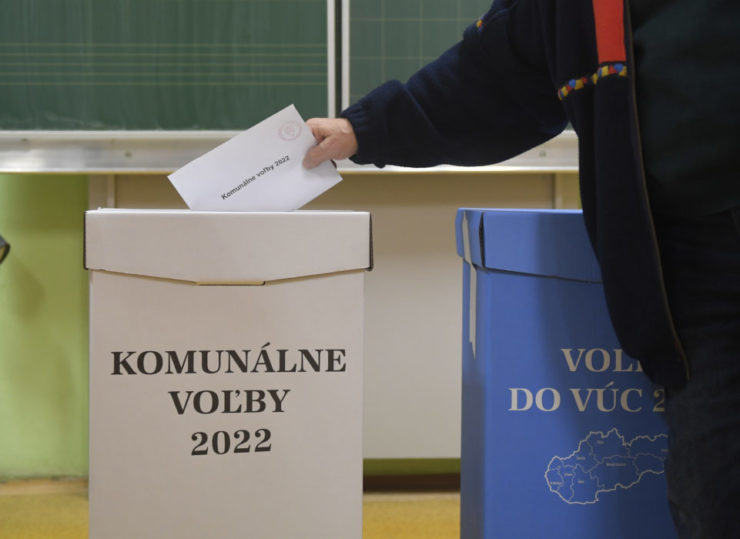 Na ilustračnej snímke volič vhadzuje obálku s hlasovacími lístkami do volebnej schránky.